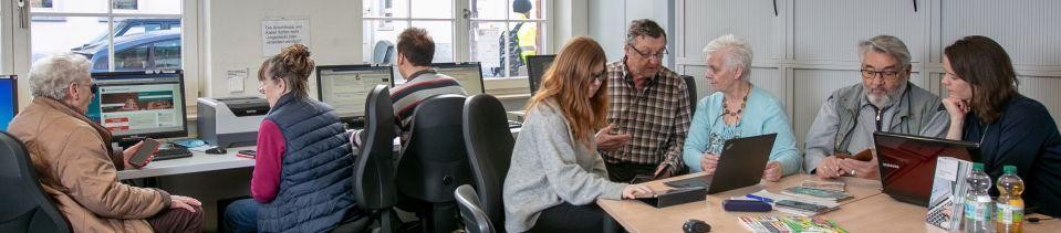 Mentoren erklären Laptop, Smartphone und Tablet © Roberto Bulgrin Mentoren erklären Laptop, Smartphone und Tablet © Roberto Bulgrin