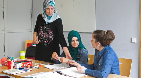 Lehrerin erklärt Schülerin eine Aufgabe © Roberto Bulgrin