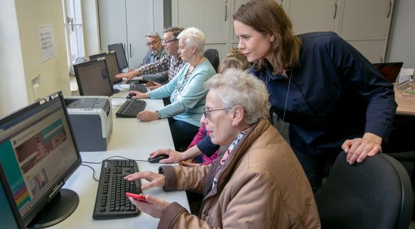 Mentoren helfen Bürgern am PC © Roberto Bulgrin Mentoren helfen Bürgern am PC © Roberto Bulgrin