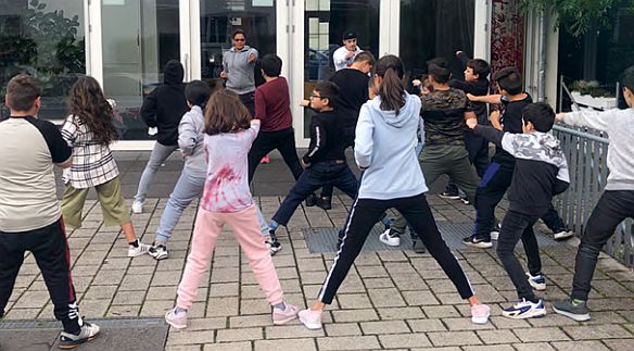 Kinder beim Sport vor dem Mehrgenerationen und Bürgerhaus Kinder beim Sport vor dem Mehrgenerationen und Bürgerhaus