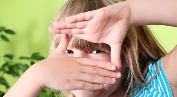 Mädchen schaut durch seine Hände wie durch einen Foto ©Aamon - stock.adobe.com Mädchen schaut durch seine Hände wie durch einen Foto ©Aamon - stock.adobe.com